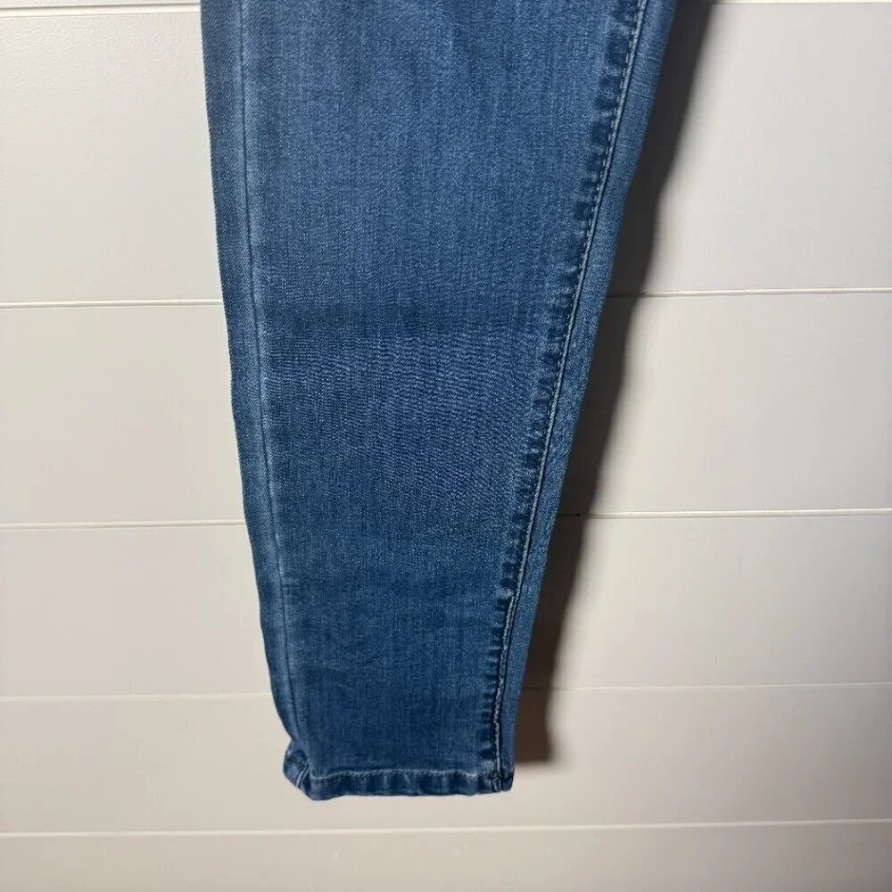 Levi's Jeans 30/34 Medium Wash Tapered Leg Leather Tag